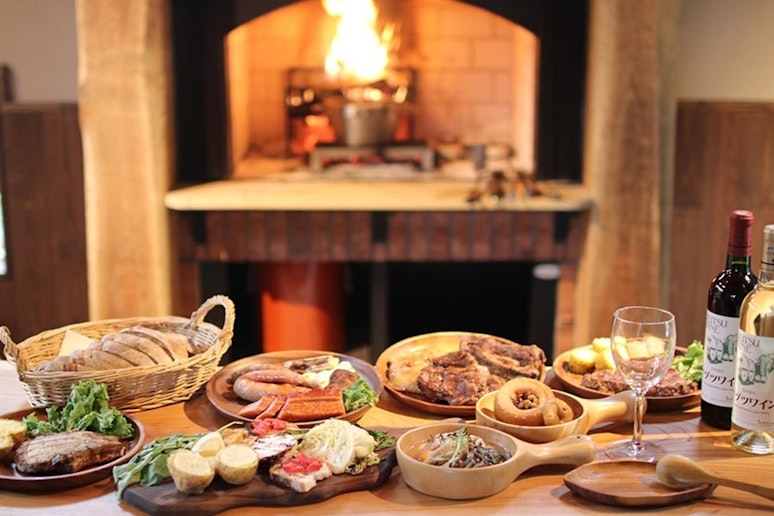 暖炉グリルで行う「薪火グリル」とは、料理界でもムーブメントとなっている大注目の調理法。...