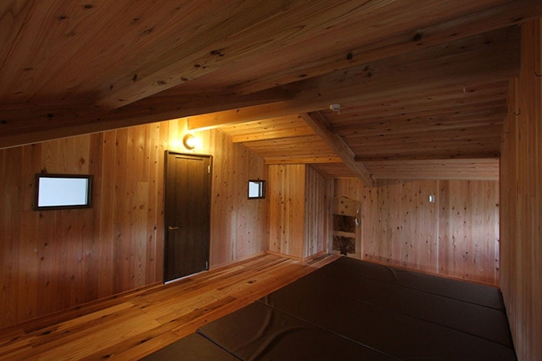 階段を昇って２階の寝室へ。こちらもマットレスが5名分敷きつめられています。