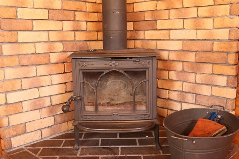 薪ストーブは、ヨツールの「F100」。...