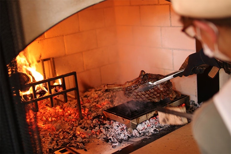 その美味しさと愉しさに、身も心も満腹になる暖炉グリル。 新しい薪火の魅力を、ぜひご堪能ください。
