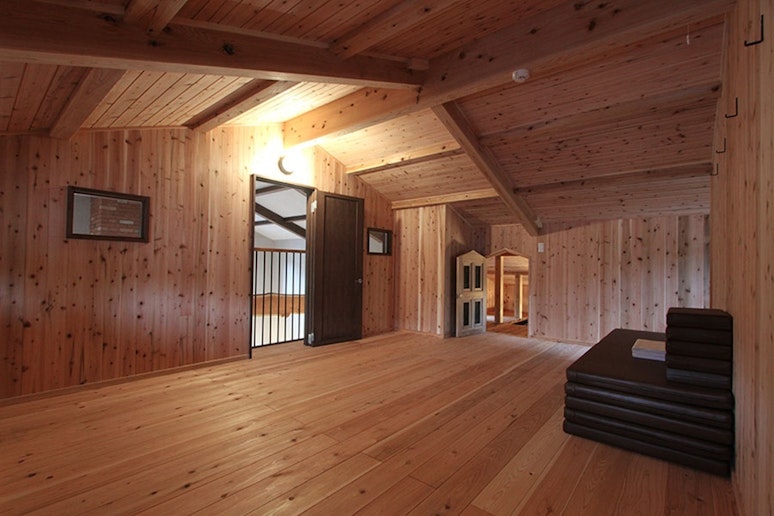 階段を昇って２階の寝室へ。...