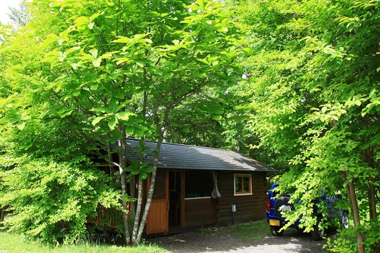 緑にかこまれたキャビンで、ゆられては笑い、ゆられては眠り&hellip; そんな贅沢な時間をお過ごしください。