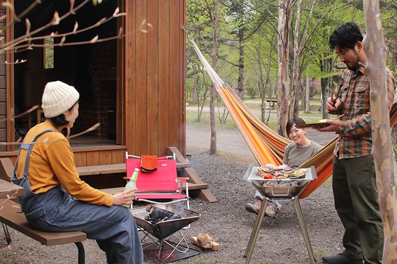 中庭には、BBQや焚き火が楽しめるよう...