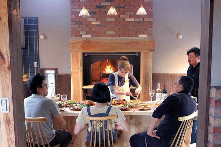 カウンターをはさんだ客席には、座り心地のよい木の椅子。...
