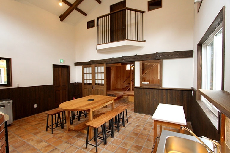 ダイニングルームのむかい側は上下に分かれており、１階はお茶の間スタイルのリビング。...