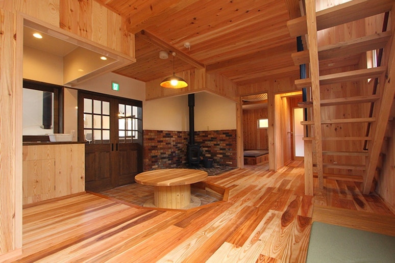 リビングは、フローリングから天井裏まで、スギやアカマツの無垢材をふんだんに使った心地よい空間。...
