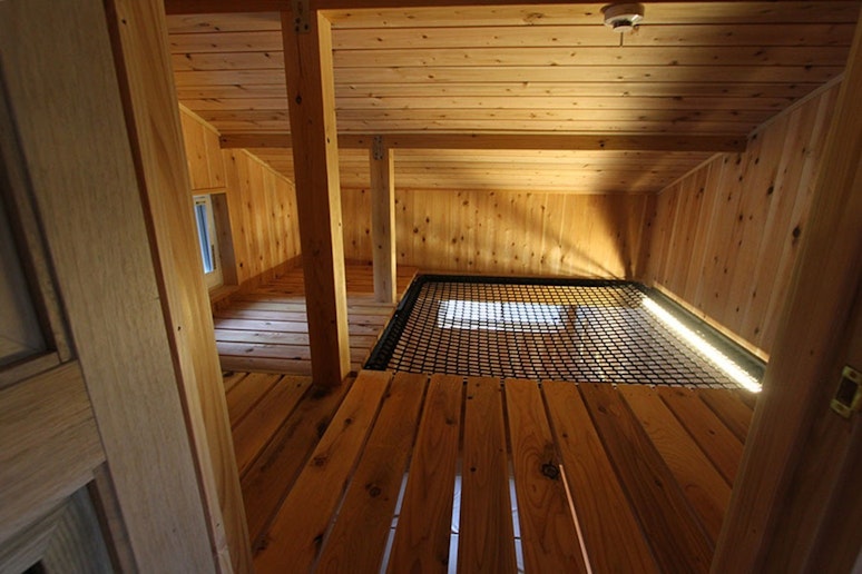 2畳ほどのスペースにネットを張り、ハンモックのように寝転べる「部屋モック」にしました。...