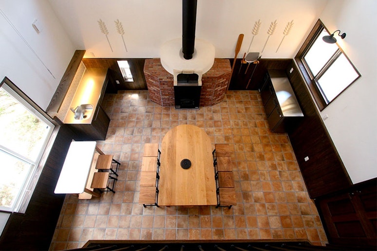 バルコニーから見た、ダイニングルームの眺め。...