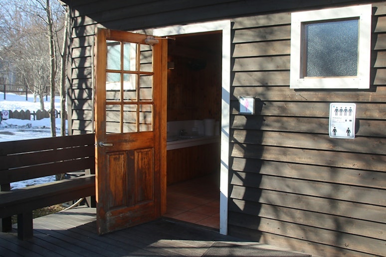 最寄りのトイレは第四炊事棟内にあります。（徒歩1分以内）