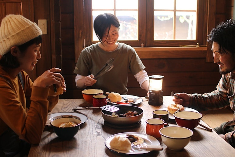 寒い季節は暖かく、夏は建具を寄せて開放的に。...