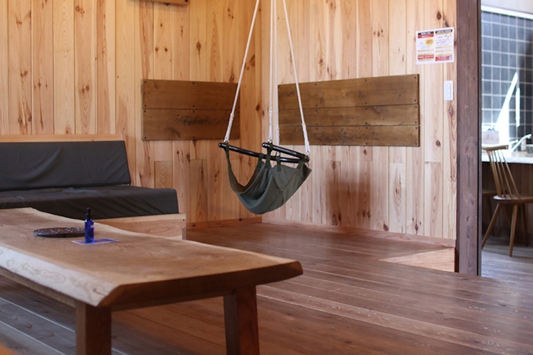 ダイニングの奥には、靴を脱いで上がるリビングルーム。...