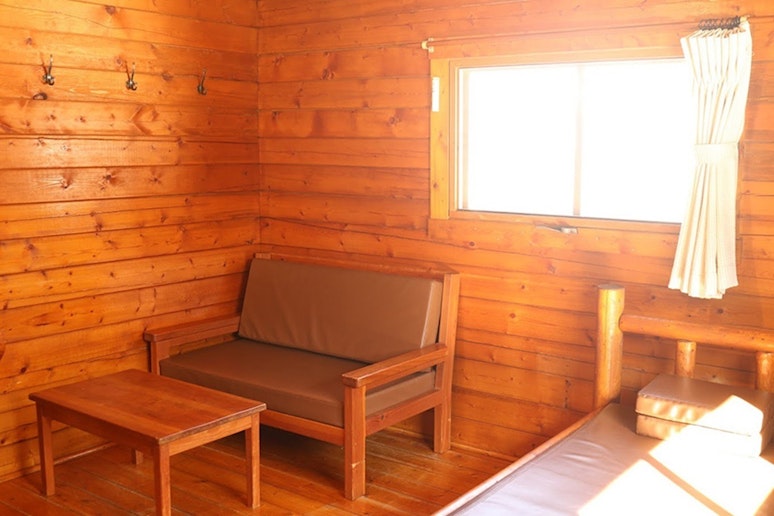 室内は、ベンチとベッドがあるミニマルな空間。