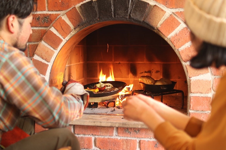 炉床が広く、薪火料理が楽しめるので、 ダッチオーブンやグリルパンがあると便利です。...