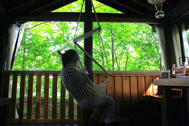 チェアタイプのハンモックだから、ゆれながら食事をしたり、おしゃべりをしたり。