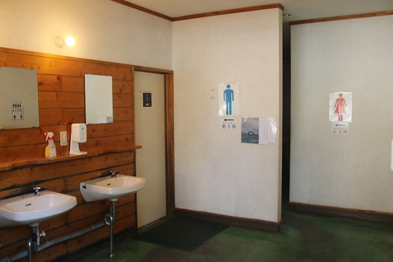 最寄りのトイレは第二炊事棟向かいの第二サニタリー内にあります。（徒歩1分以内）