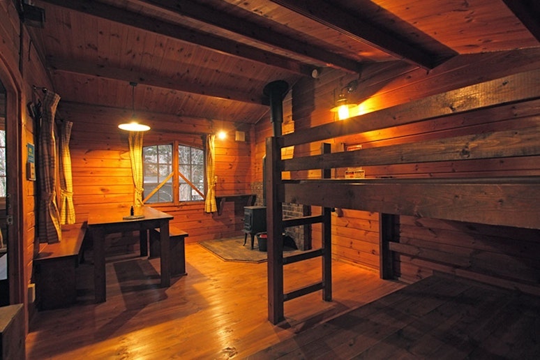 室内のレイアウトは変わらず、大きな2段ベッドやテーブルもそのままに。...