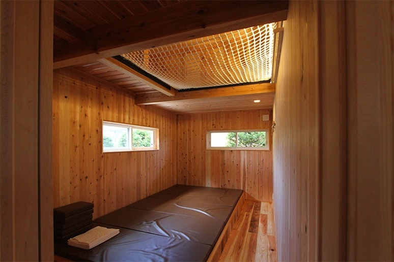 １階の寝室。マットレスが5名分敷きつめられています。...