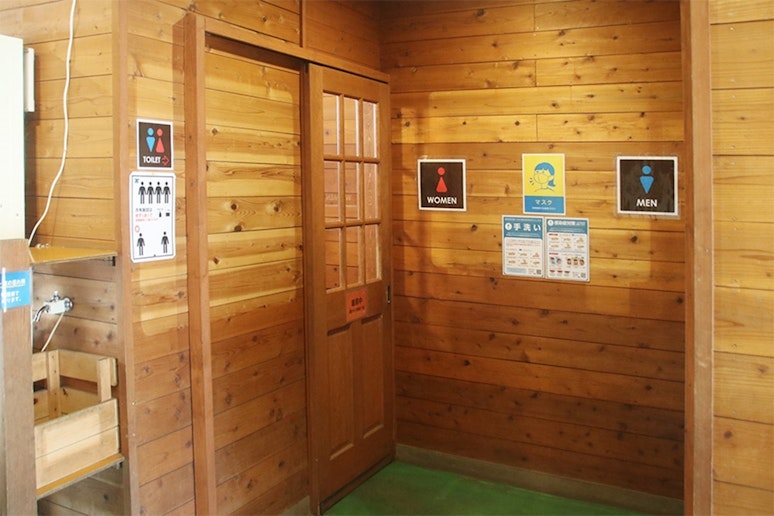 最寄りのトイレは薪焚の湯の裏の第一サニタリー内にあります。（徒歩1分以内）