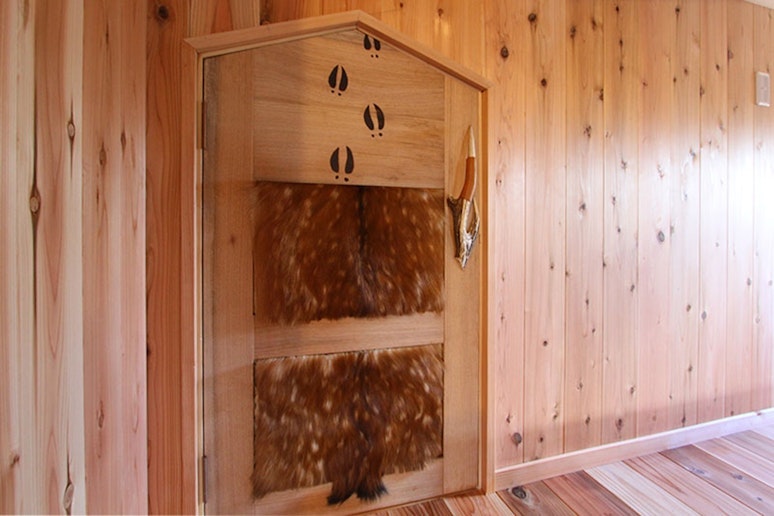 寝室の奥にある、不思議の扉。...