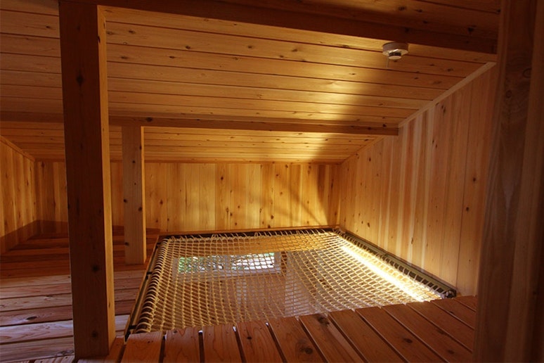 「カワイイ・ドア」の向こうには、屋根裏部屋。...