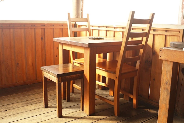 デッキにある温かみのあるカフェテーブル。