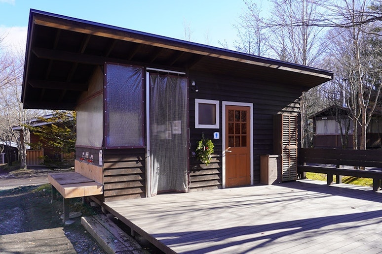 食材や食器洗いなどで必要な水回りは最寄りの第四炊事棟をお使いください。（徒歩1分以内）