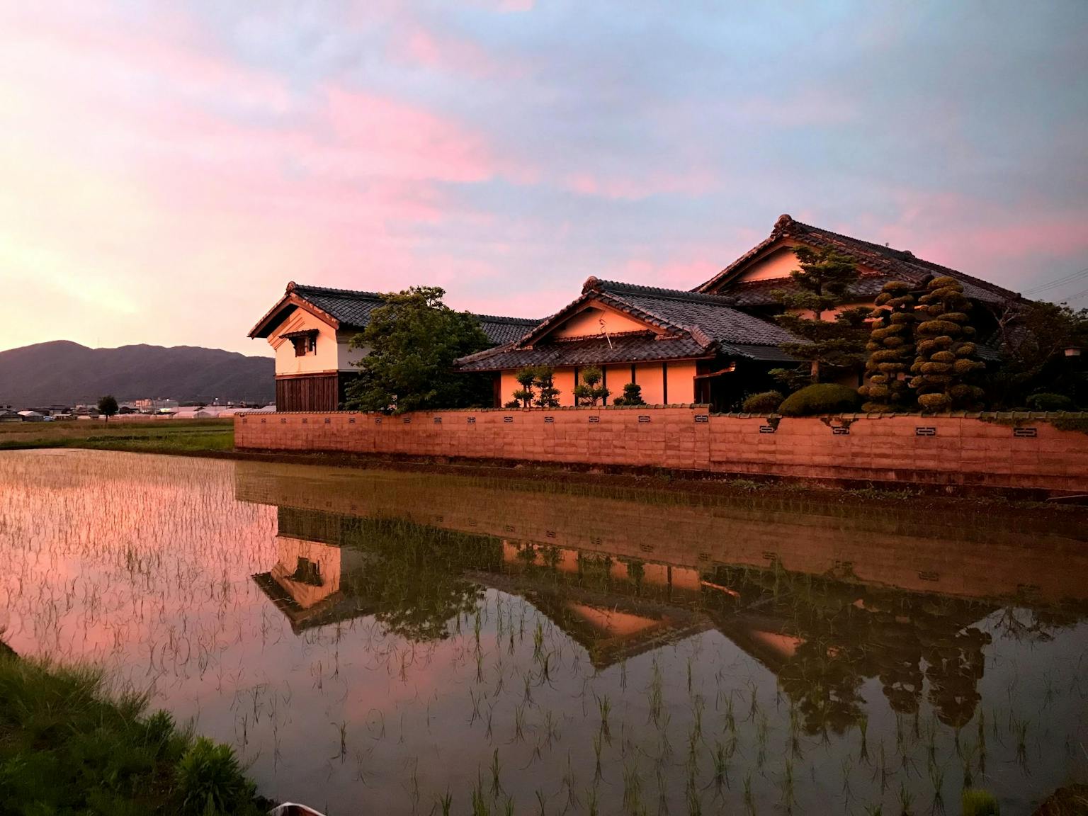 玄関以外の3方向は田んぼに囲まれた農家住宅です。