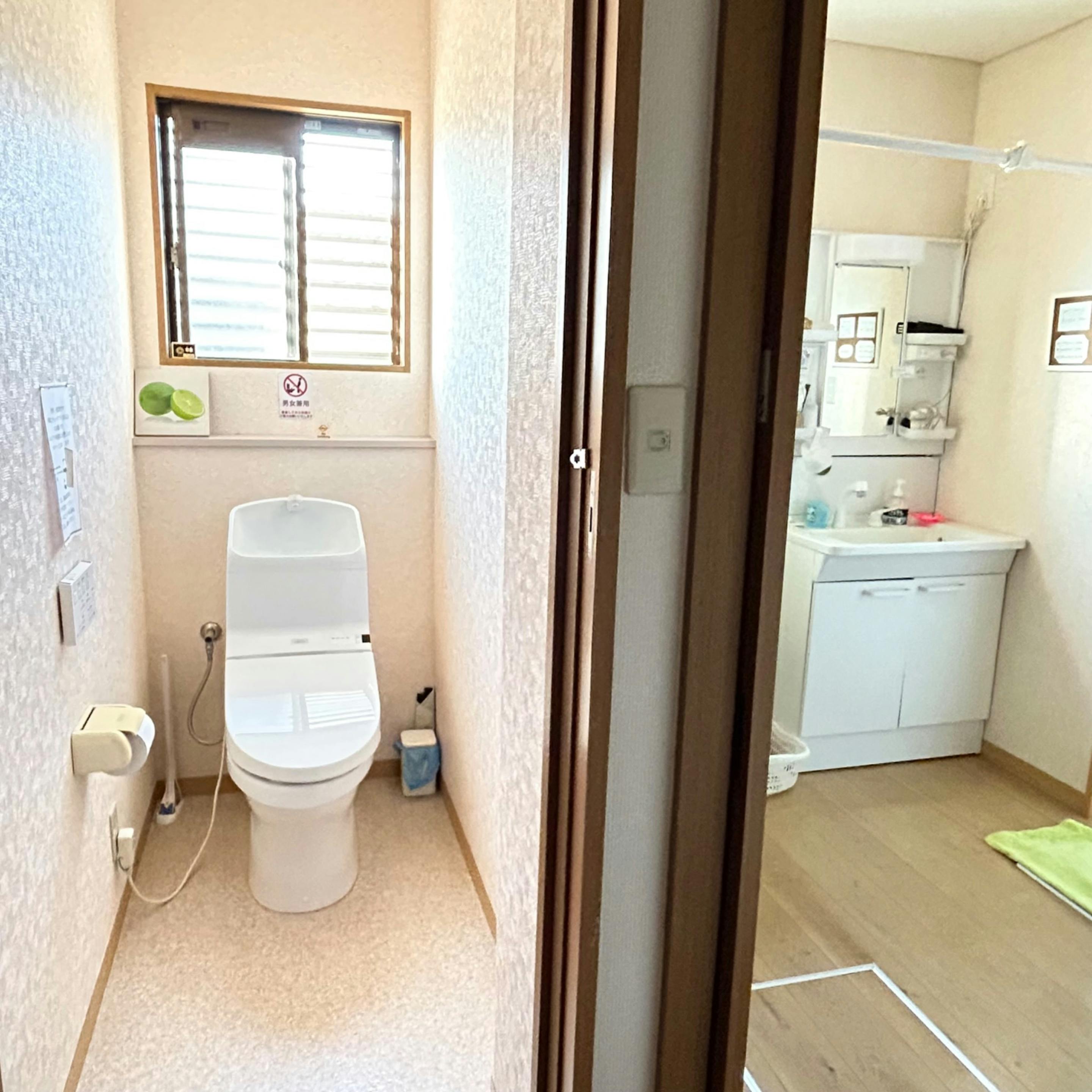 1階と2階にトイレがあります。1階はウォシュレット付きです◎