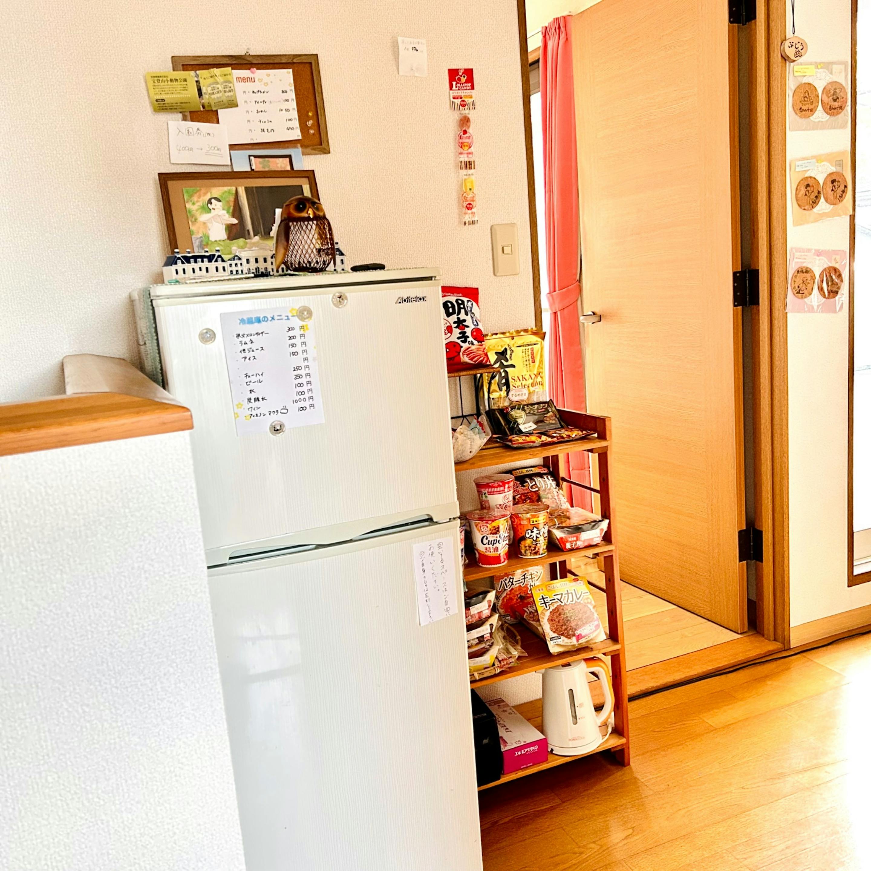 ご飯物、カップラーメンやお菓子、おつまみ、飲料水(お酒類)など販売しております