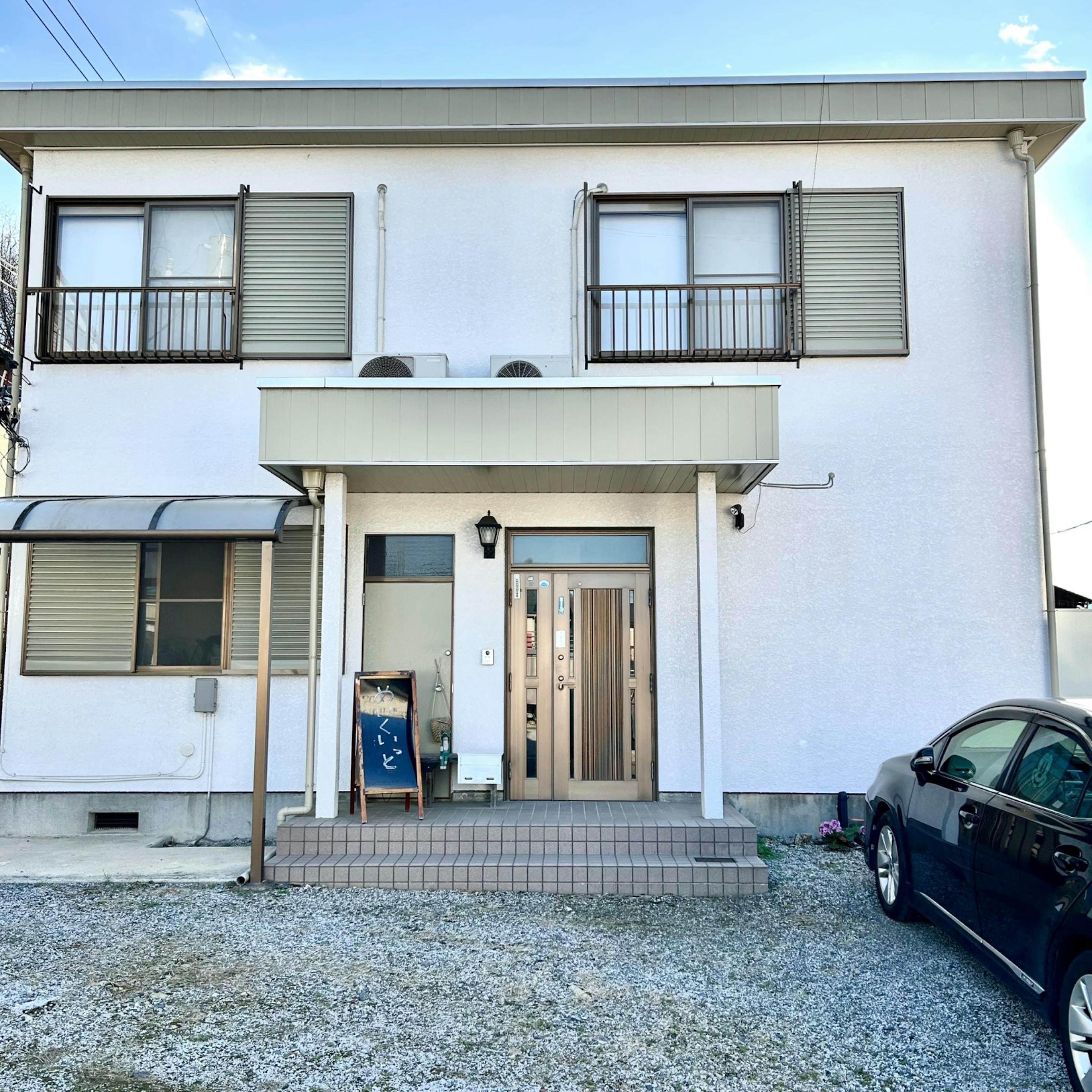 入り口はこちら。スタッフがお出迎えします。