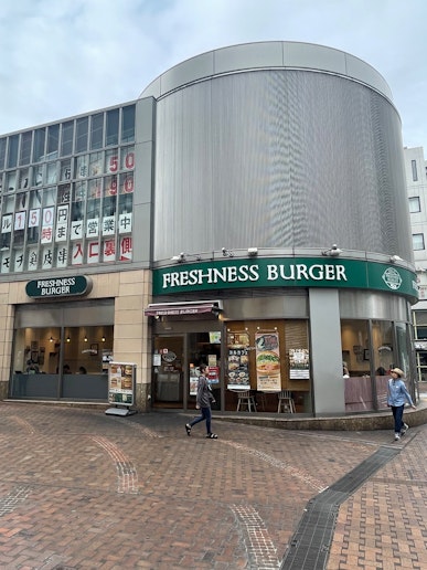 駅の近くのフレッシュネスバーガー