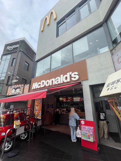 駅の近くのマクドナルド