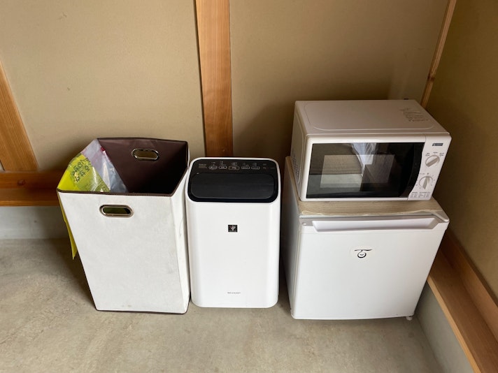 分別用ゴミ袋、使用済みタオル入れ、除湿機、電子レンジ、ミニ冷蔵庫