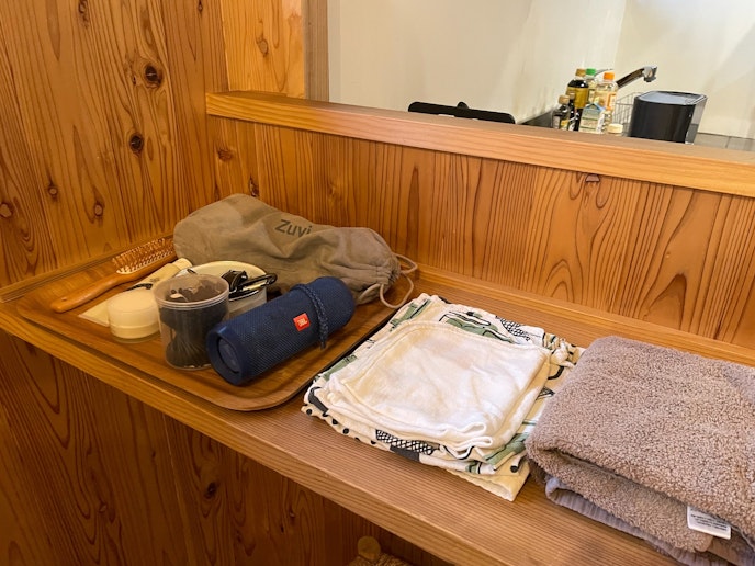 アメニティ_スピーカー、耳かき、ドライヤー、保湿剤、クシ、歯磨き粉、食器拭き・ハンドタオル）