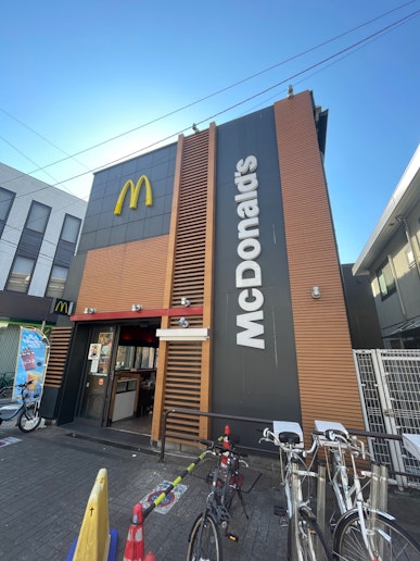 駅からすぐのマクドナルド