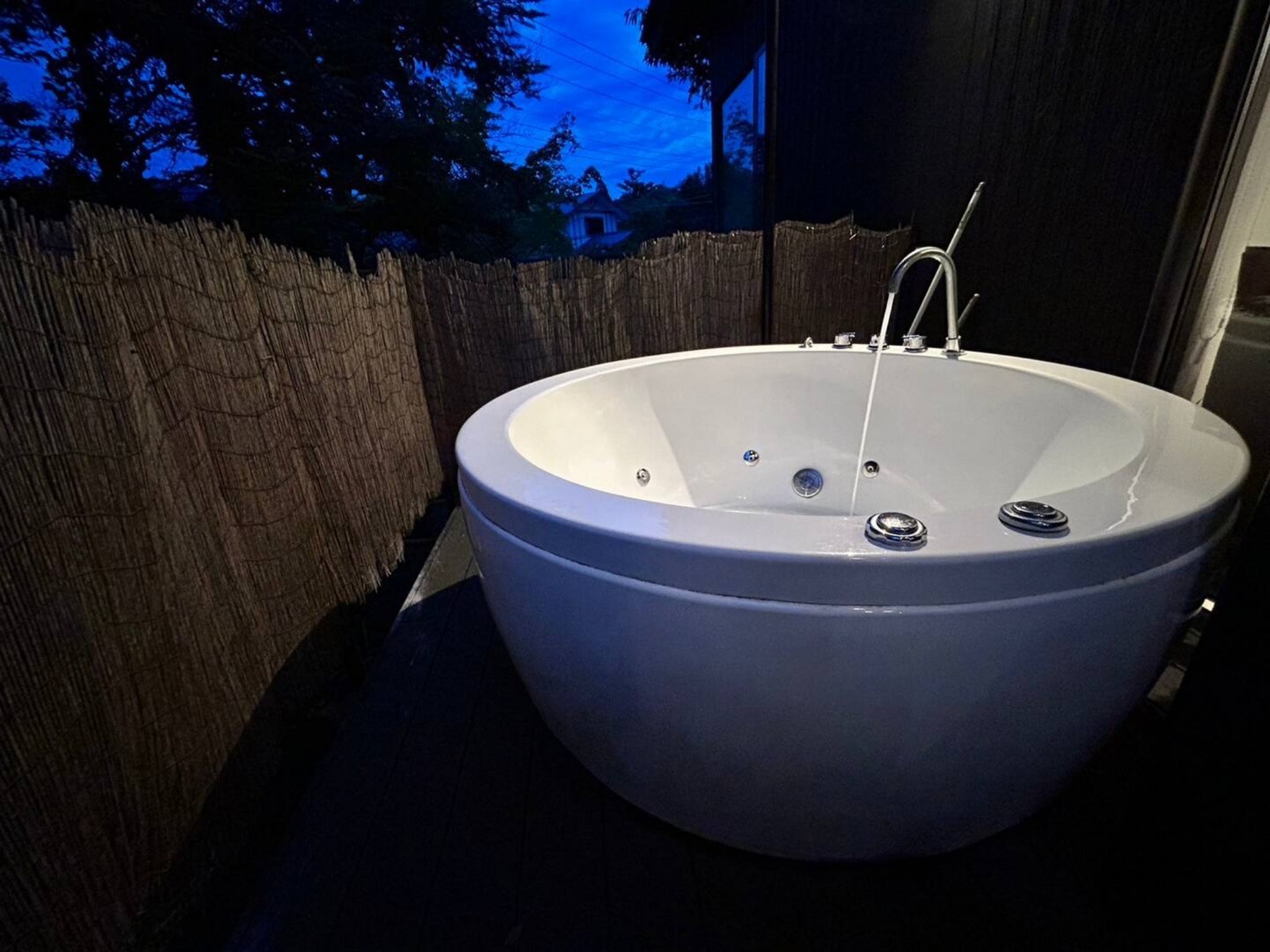 大自然に囲まれてのジャグジー