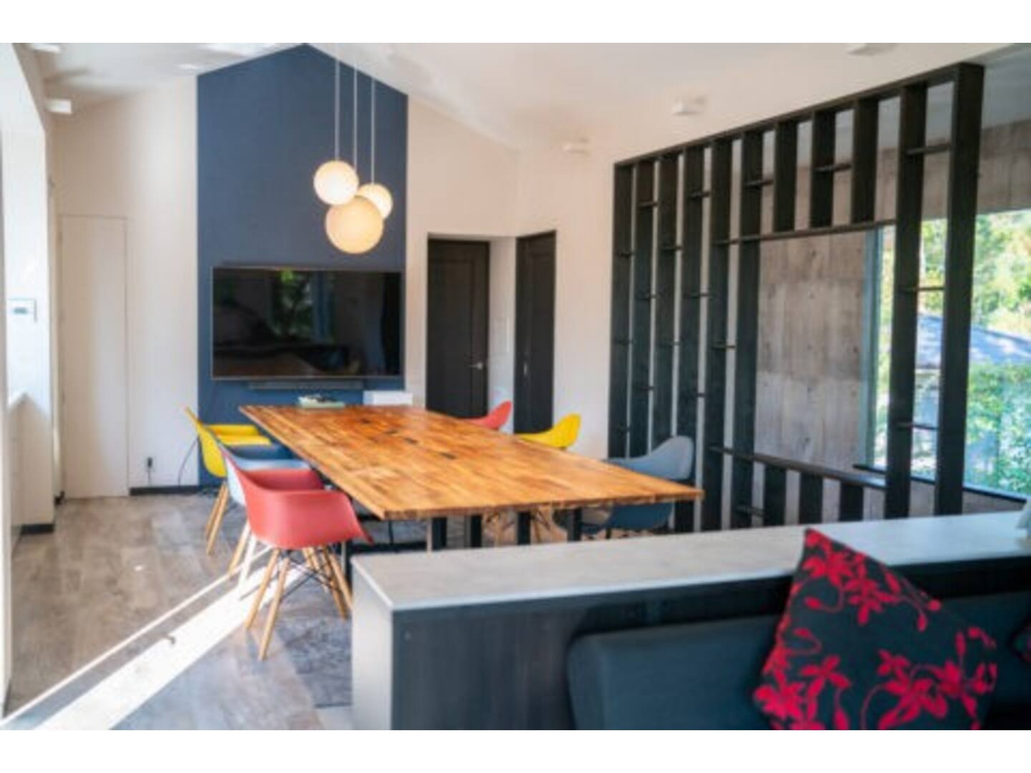 大テーブルを囲んだ団欒リビング