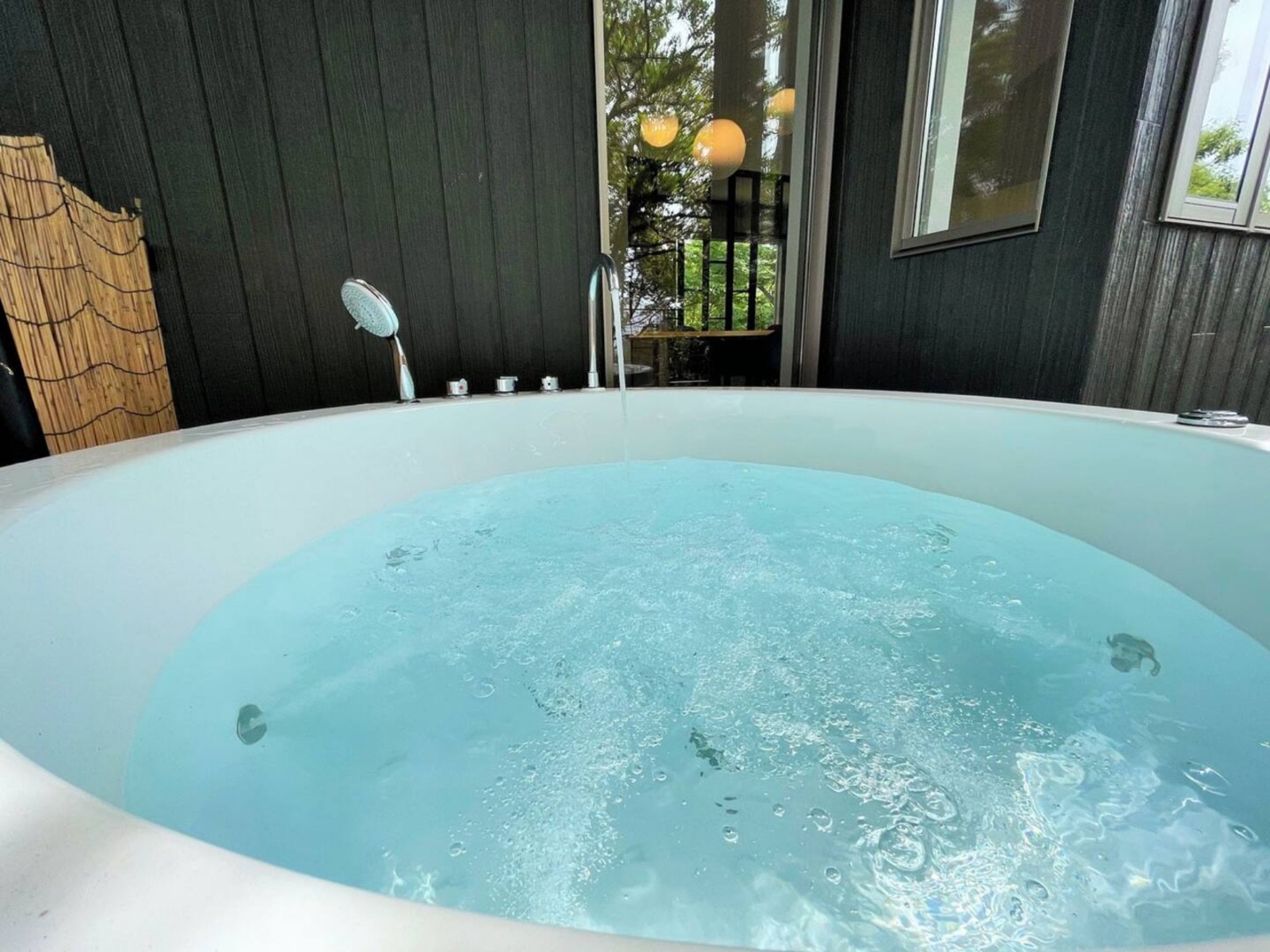 大自然に囲まれてのジャグジー