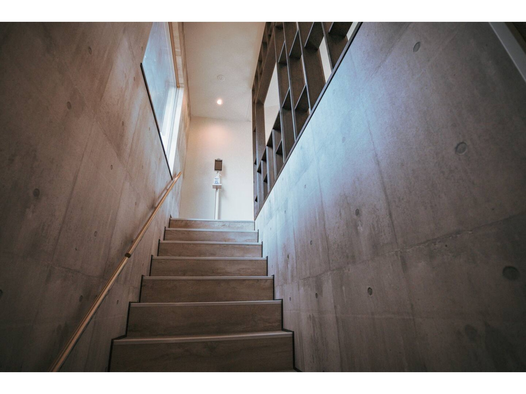 コンクリート調のおしゃれな階段