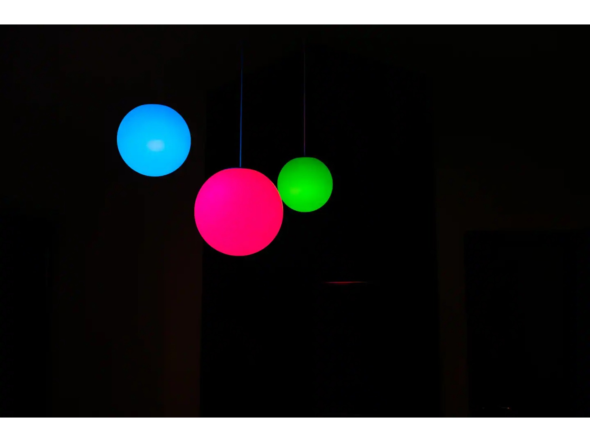 夜はカラフルにリビングをライティング