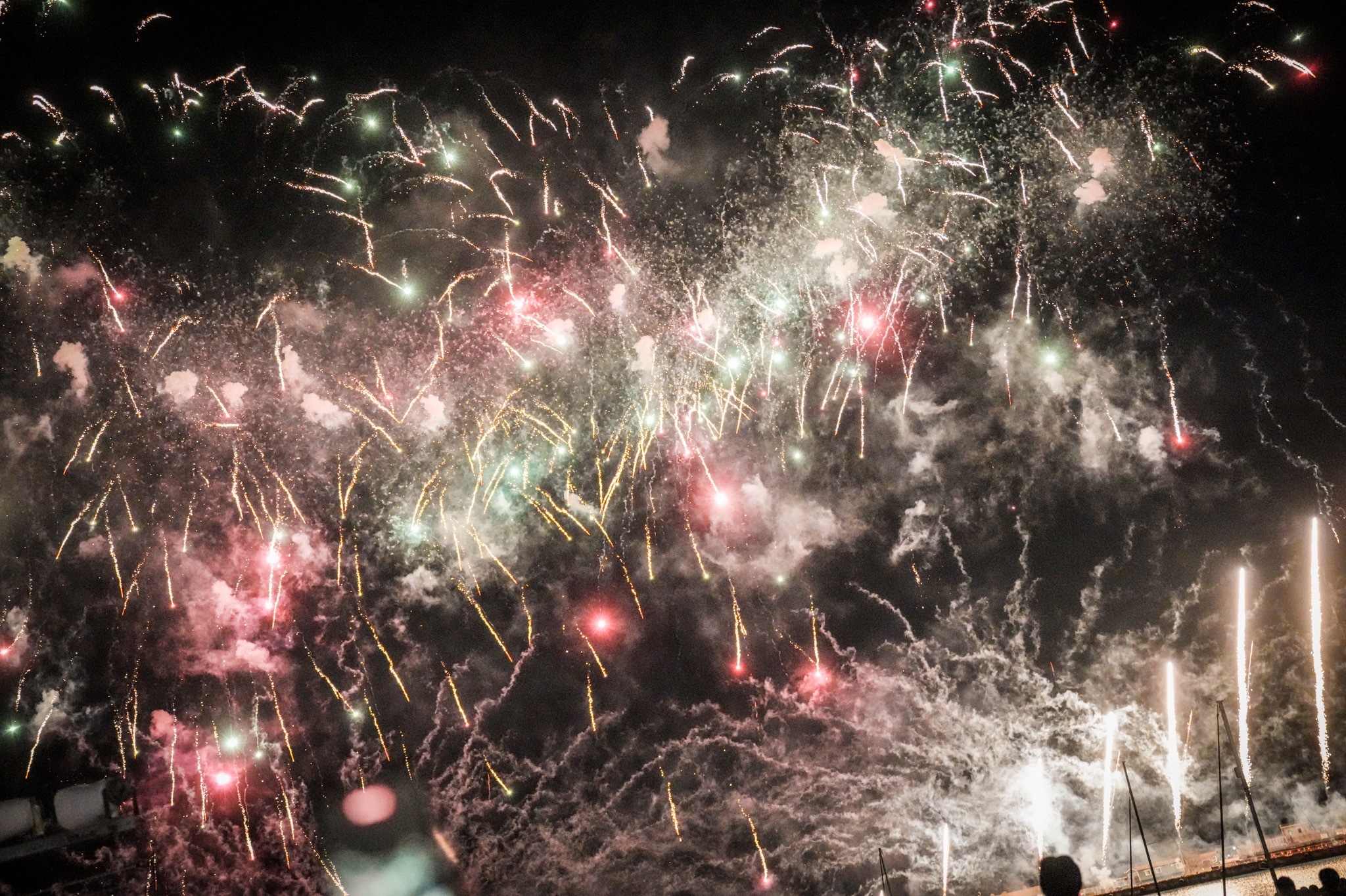 ビーチから眺める熱海花火大会