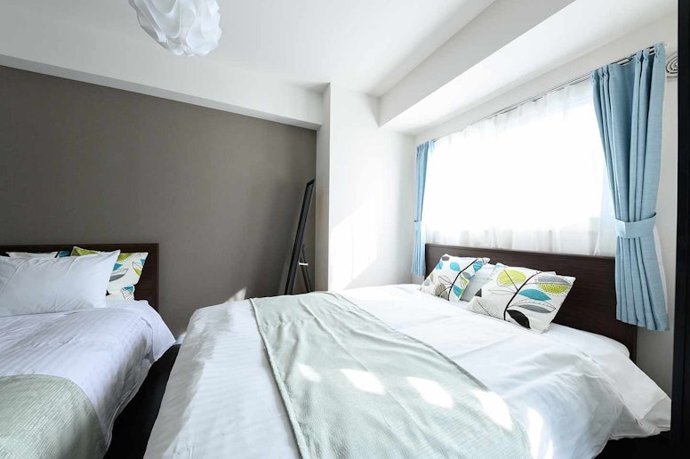 There are 1 doubled bed and 1 single bed☆...