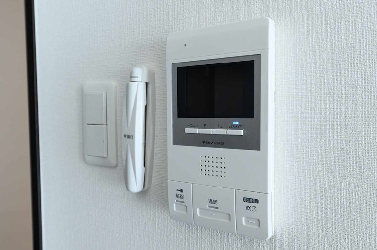 Emergency light on the wall. 非常灯は壁に装着してあります。