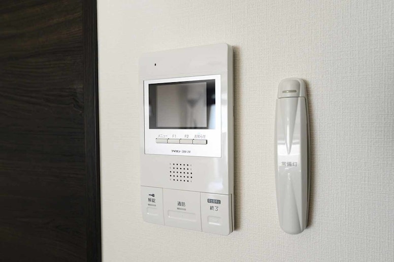 Emergency light on the wall. 非常灯は壁に装着してあります。