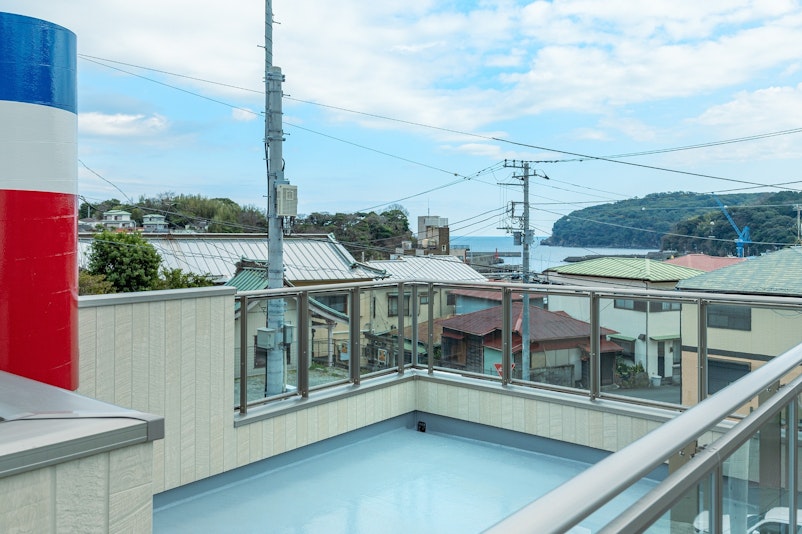 屋上から海が臨めます