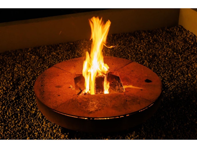 焚き火に、花火に使用できるファイヤプレイスを完備。 炎を囲んでとびきりの思い出を。