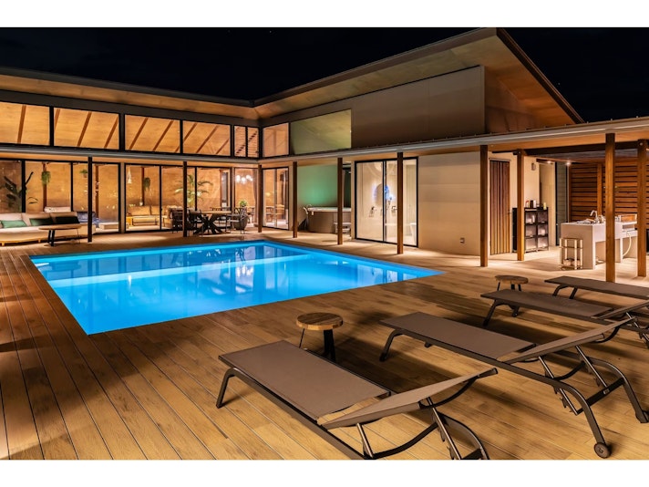 ナイトプールを楽しみながらリクライニングチェアで星空を見上げる。至高の贅沢がここにあります。