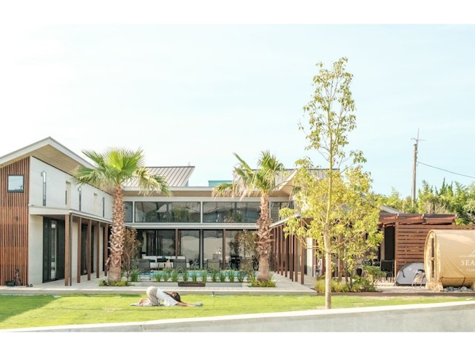 開放的なガーデンエリアで、ヨガ体験。身体をととのえます。