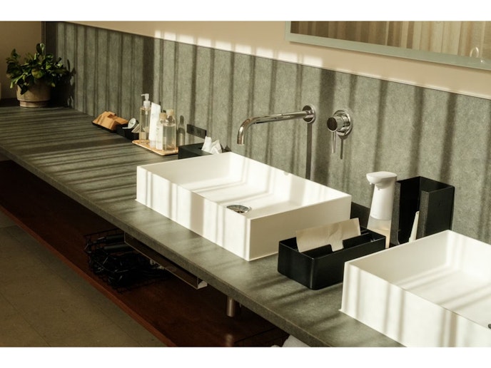 メインの洗面台は洗い場が２つ。各部屋にも洗面台があります。