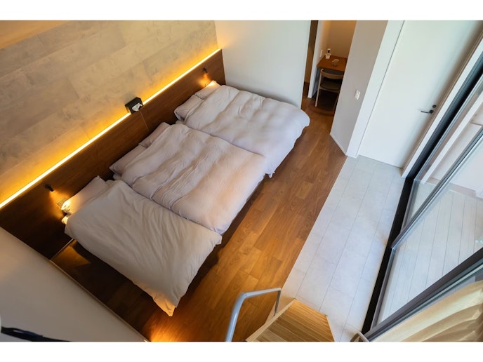 マスターベッドルームにはシモンズ製ダブルベッド２台とエクストラベッド（シングル）、ロフト布団１...